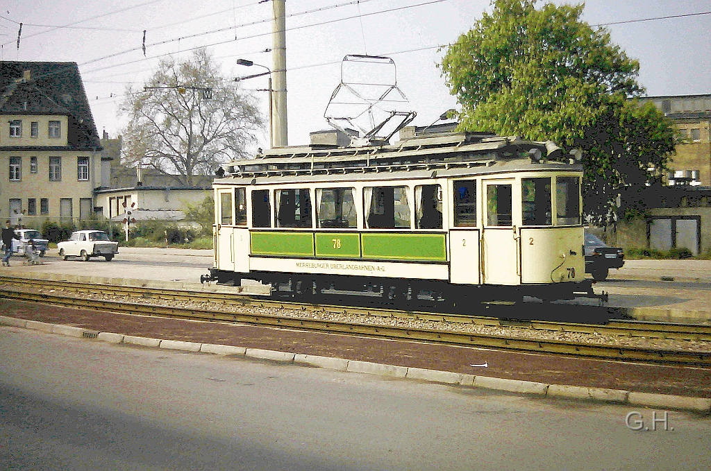 Tw78_Boellberger-Weg_1991.01(2).JPG - Der Treibwagen 78. von der früher selbsständigen Merseburger Überlandstraßenbahn. Ist auf den Bölberger Weg kurz vor der Weiche zur heutigen Bedarfswendeschleife Böllberger Weg und früheren Endstadion. Die im Hintergrund zu sehenden Andreaskreuze sind von den damals noch existierenden Bahnübergang der ex. Industriebahn Halle die ein Teil der Halle-Hettstedter Eisenbahn war. Die Aufnahme entstand 1991 zu den Feiern 100. Jahre elektrische Straßenbahn in Halle.